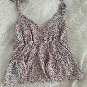 Blommigt linne - Väldigt likt zara linnet i modellen. Har aldrig använt så perfekt skick, jag har s men banden går att justera och knyta så det passar flera storlekar. Skriv för fler bilder/mått❤️