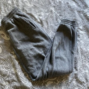 Mjukisbyxor - Klassiska gråa mjukisbyxor med resår i midjan och fötterna. Fickor på båda sidor. Lite slitna men väldigt sköna.