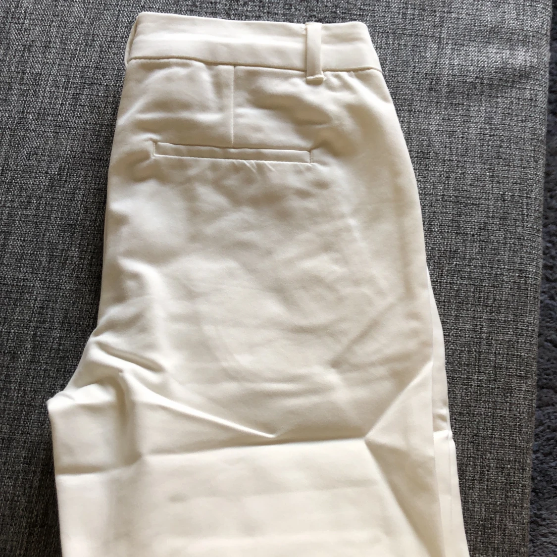 Crémevita kostymbyxor från Vero Moda. - 90