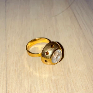 Guldring - En 18k guldring. För mer information eller frågor, kontakta gärna mig! Köparen står för frakten 💛