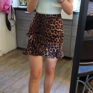 Kjol - Snygg kjol, knappt använd. Storlek xs, sitter bra och skönt. Säljer den då jag nästan aldrig använder den. Köparen står för frakten!♡