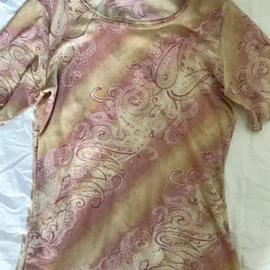 Söt t shirt - Jättefin T-shirt ifrån Lisa Fossa, står ingen storlek men funkar nog upp från xs- M