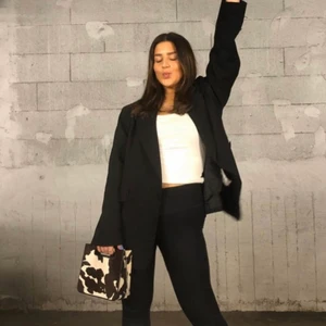 oversized kavaj! - första bilden e lånad ☺️ asnajs svart oversized kavaj som e perfekt nu till hösten ❤️‍🔥 säljer då jag har två, är herrmodell men det gör bara den oversized looken mer najs 😋💜💕