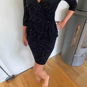 Ganni klänning  - Mörkblå Ganni klänning i zebramönster. 