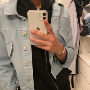 Jeansjacka - Snygg jeansjacka som tyvärr inte kommer till användning, storlek xs 💕💕