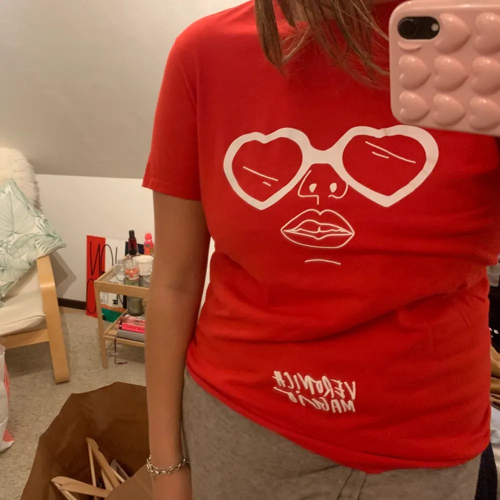 Veronica Maggio merch. Köptes på grönalund 2019 för 300kr och bara använts 1 gång. T-shirts.
