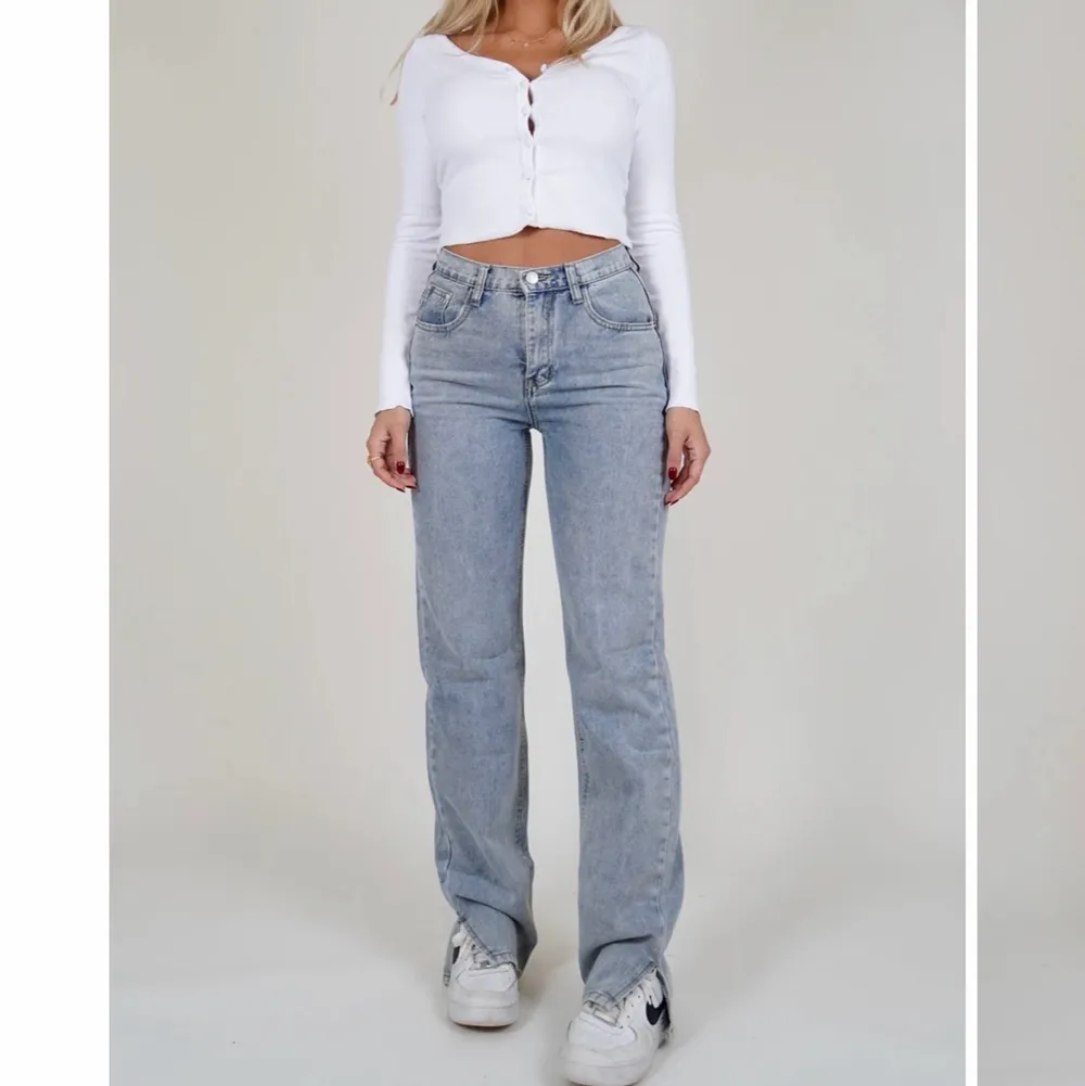 Lexi jeans heter modellen! Helt oanvända då dem tyvärr inte passar mig! Jeansen har slits nedtill. Slutsålda på hemsidan! Köpta för 630 kr. Köparen står för eventuell frakt. Något ljusare än på bilden! . Jeans & Byxor.