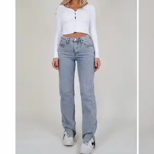 Lexi jeans heter modellen! Helt oanvända då dem tyvärr inte passar mig! Jeansen har slits nedtill. Slutsålda på hemsidan! Köpta för 630 kr. Köparen står för eventuell frakt. Något ljusare än på bilden! 