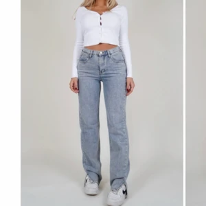 Venderby’s jeans  - Lexi jeans heter modellen! Helt oanvända då dem tyvärr inte passar mig! Jeansen har slits nedtill. Slutsålda på hemsidan! Köpta för 630 kr. Köparen står för eventuell frakt. Något ljusare än på bilden! 