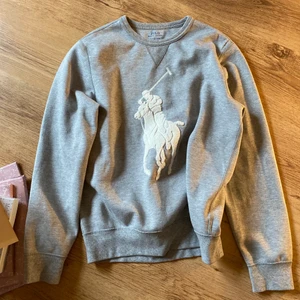 Polo Ralph Lauren - Min fina sweatshirt från Polo Ralph Lauren som tyvärr aldrig kommit till användning. Helt ny! 🤷🏽‍♀️