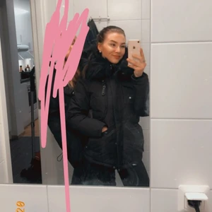 Hollies vinterjacka  - säljer min hollies jacka då jag inte fått någon användning för den, köptes förra vintern. Pris kan diskuteras vid snabb affär. Orginalpris 4000