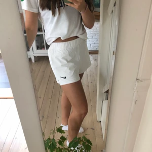 Träningsshorts Nike Strl M - Ett par jättepraktiska träningsshorts som passar tex tennis eller löpning. Två fickor fram samt underbyxor.❤️ Dock lite för stora för mig då jag vanligvis är en S❤️ Köparen står för frakten