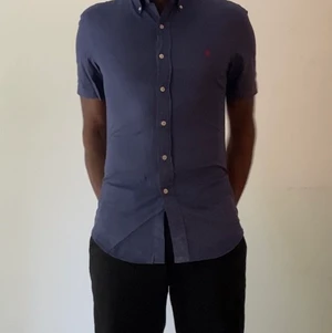 Ralph Lauren Kortärmad skjorta storlek S -  En kortärmad skjorta från Ralph Lauren i storlek smal(slimfit)