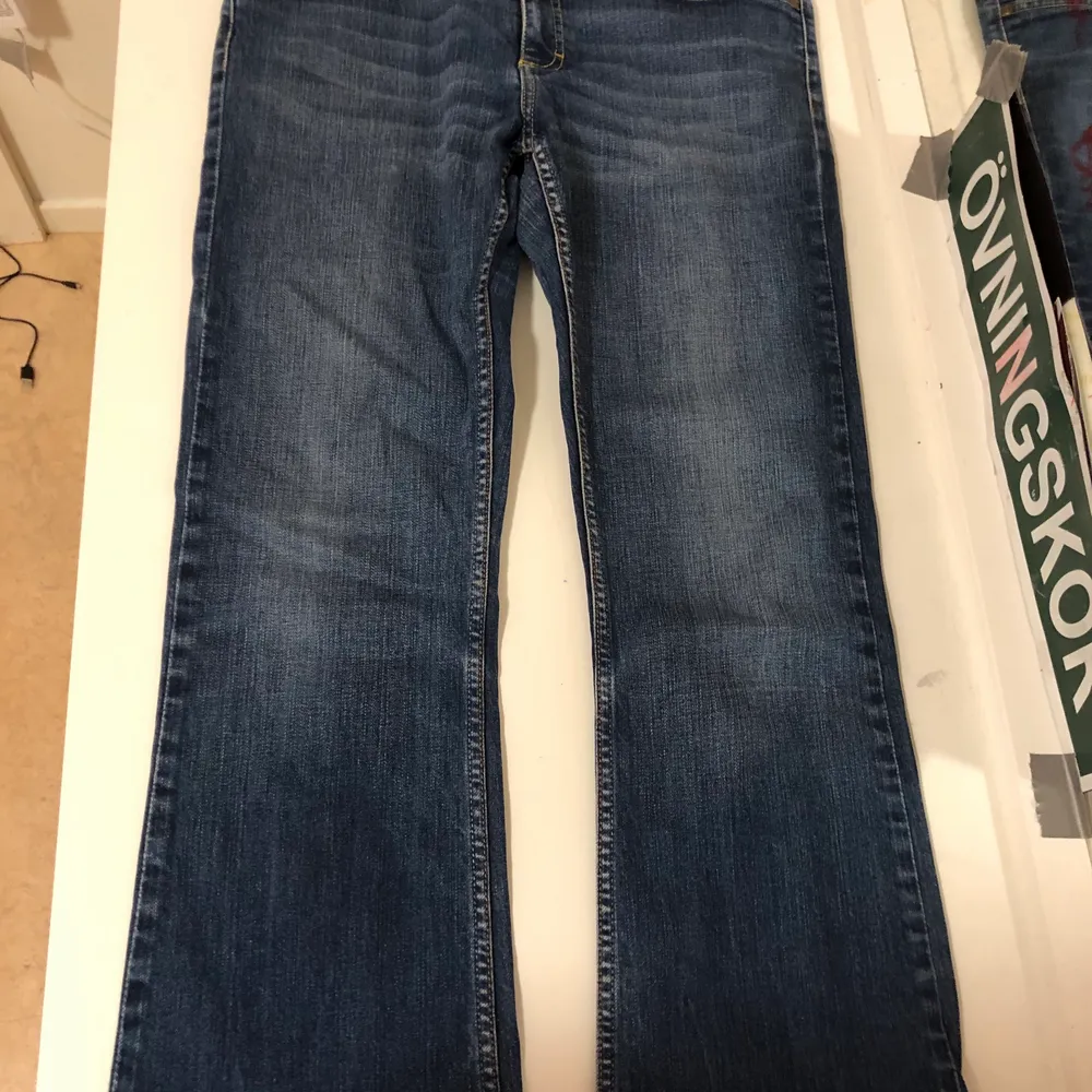 Ett par Diviced byxor i storlek 33, knappt använda                       374kr inklusive frakt.. Jeans & Byxor.
