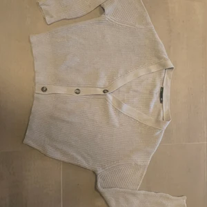 Grå lager 157 kofta  - Stickad kofta med knappar. Aldrig använd, nyskick. Strl M