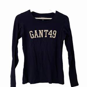 Långärmad Gant-tröja i marinblått. Storlek XXS men jag skulle säga att de går att använda även för någon som är Small. Materialet är väldig stretchigt.