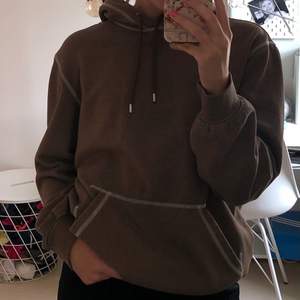 Ascool brun hoodie med vita detaljer!!🤍 hoodien är från H&M men den är egenfärgad med Dylon textilfärg! Den är i nyskick!! Storlek Small men passar även medium och XS💞