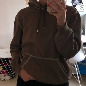 Brun hoodie!! - Ascool brun hoodie med vita detaljer!!🤍 hoodien är från H&M men den är egenfärgad med Dylon textilfärg! Den är i nyskick!! Storlek Small men passar även medium och XS💞