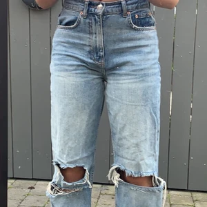 Blå jeans! - Blå jeans med hål från Gina! Passar någon med längden 160 ish. Storlek 34.  Köpare står för frakt! Ordinarie pris 599