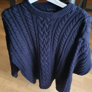 Super fin unisex stickad tröja  - Säljer min söt och unisex stickad tröja som passar xxxs_ L eftersom den sitter som över size. Man kan änvanda den I olika stil. Bra till höst och vinter. Finns fler bilder och bud I kommenterna 