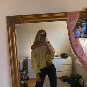 Gul blus!! - Ska sälja min fina gula offshoulder blus som är superfin🥺💛 Den kommer dessvärre inte till använding och kan därför lika gärna sälja den till någon annan!❤️ 