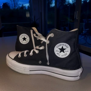 Svarta converse chuck taylor high 39.5 - Höga converse med platå i storlek 39.5. Använd 1 gång, helt nytt skick. 