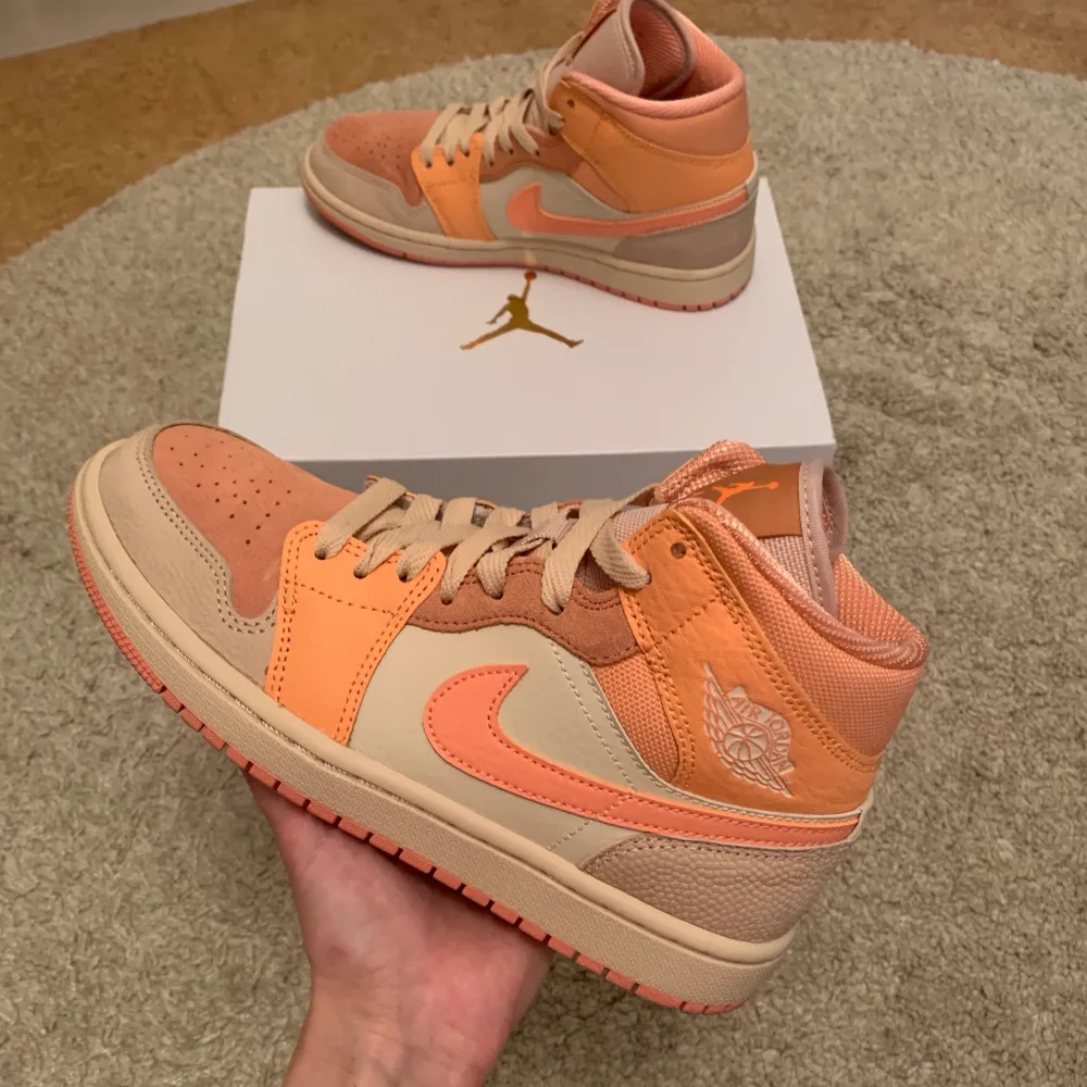 Säljer mina Air Jordan 1 mid ”Apricot” i storlek 37,5. Köpta på soldout.se, nypris: 2800kr mitt pris 2000kr (frakt tillkommer) originalbox medföljer. Endast använda 1 gång, säljer dom pga att dom är lite för stora.. Skor.