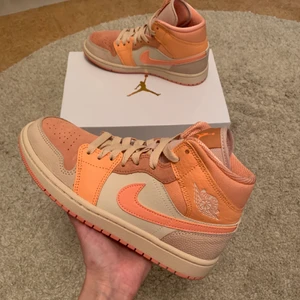 Air Jordan 1 mid ”Apricot” - Säljer mina Air Jordan 1 mid ”Apricot” i storlek 37,5. Köpta på soldout.se, nypris: 2800kr mitt pris 2000kr (frakt tillkommer) originalbox medföljer. Endast använda 1 gång, säljer dom pga att dom är lite för stora.