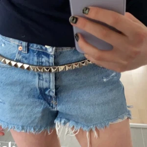 Nitbälte - Säljer detta jättefina nitbälte som passar assnyggt till både klänningar och jeans, köpt i vintras och andvänd 4 gånger! Går att reglera!😍😍