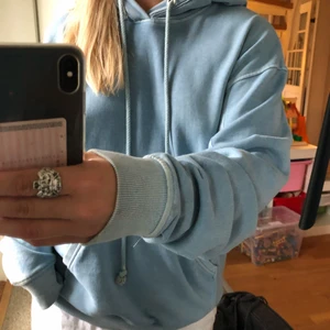 Weekday hoodie  - Första bilden visar färgen bäst💙🐬