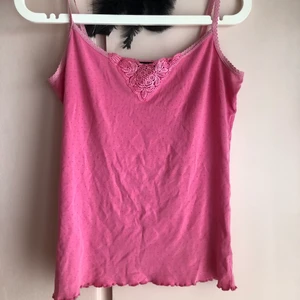 Gulligt linne 💓 - Från Lindex köpt på secondhand. Fint skick, skön att ha på sig, tts. Skriv om ni har frågor💗