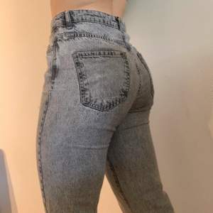 Gråa mom jeans från Gina tricot. Kommer inte till användning längre. Fint skick. (Köparen står för frakt)