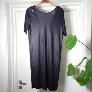 Tunn klänning - Lite transparent klänning från weekday, skärning i ryggen, toppenfin💎