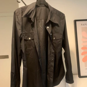 Skjorta - Skjorta i ”regnjacka” material köpt second hand.