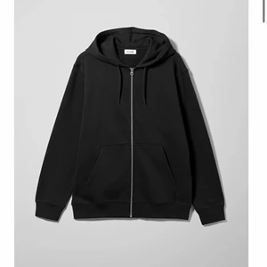 Zip up hoodie från weekday  - En oversized svart zip up hoodie från weekday! I storlek S men jag skulle helt klart säga att den passar som en M. Köpte för 400 kr och säljer för 180. Är i nyskick. Skriv privat om ni vill ha fler bilder (: