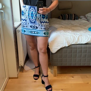 Häftig kjol - Säljer då den inte används längre! Bara använd ett fåtal gånger, riktigt bra kvalitet, storlek 40