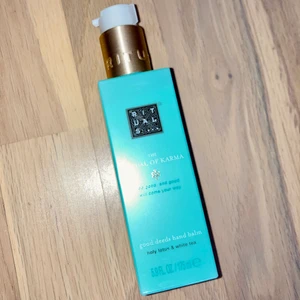 Handkräm - Oanvänd och fortfarande förseglad handkräm från Rituals, produktnamn ”good deeds hand balm - holy lotus & white tea”. 175 ml. För mer information eller frågor, kontakta mig. Köparen står för frakten 💛