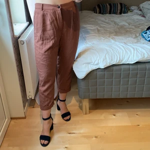 Kostymbyxor Zara - Säljer då de aldrig används! Endast använda en gång. Byxorna är lite kortare i modellen. Storlek M. Jag är ca 166cm lång