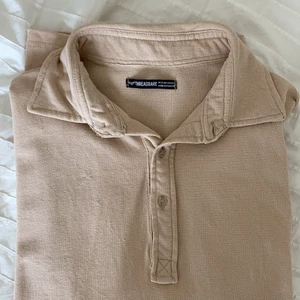 Pikéklänning från Threadbare  - Beige pikéklänning storlek 40. Använd en gång.  Jätteskönt material, säljer pga köpte fel storlek. 