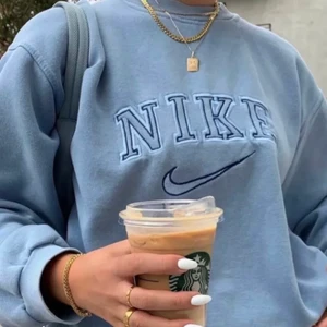 Sweatshirt Nike💕 - SÖKER!! Söker denna Nike sweatshirt för billigt pris, vill att den ska vara i M eller S🤍 Hör av er om ni vill sälja den💕