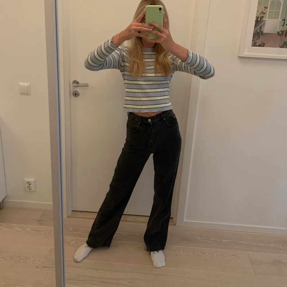 Grå trendiga Jeans från Zara i st 34. Nästan aldrig använda då jag redan har ett par likadana. Jag är 170 cm och de går ner till precis inan marken på mig💙💙. Jeans & Byxor.