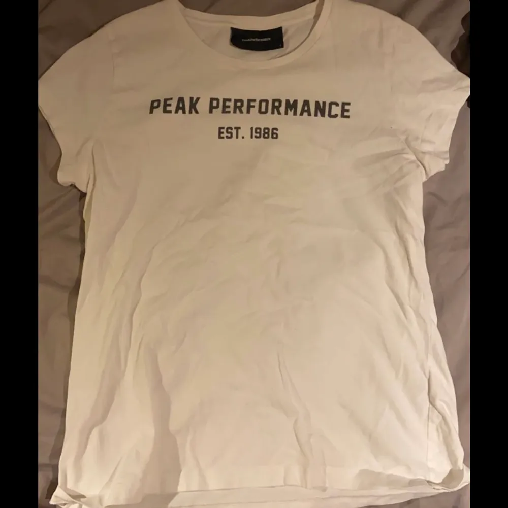 Säljer denna PeakPerformace Tshirt. Bra skick, inga defekter. Använd fåtal gånger. Strl S men passar även M. Köpare står för frakt (45kr). T-shirts.