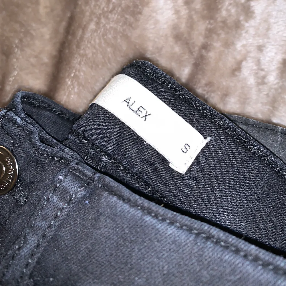Gina jeans Alex, ljusblåa är XS och svarta är S, använda några gånger men är fortfarande hela och färgen kvar, 300 i nypris säljer båda för 150kr och 70kr styck:) (köparen står för frakt) men kan även mötas i Örebro. Jeans & Byxor.