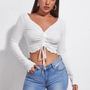 Topp - S - Vit fin topp i storlek S. Säljes då den är för stor. Nyskick. Frakt tillkommer 