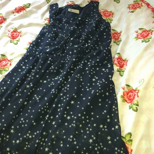 Klänning  - jag Säljer den på grund av den är liten för mig jag säljer den för 70 kr priset går att diskutera☺️🙂