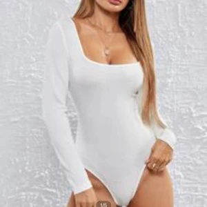 Topp - Långärmad topp i S från shein. Endast testad. Köparen står för frakten om du inte kan mötas upp (endast i Falköping).                                                                                 Om du kombinerar med fler av mina plagg tar jag endast en frakt avgift. Köparen ska även betala innan plagget skickas med ett bevis från swish. 