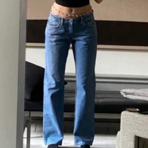 Ett par jättesnygga low waist jeans från weekday modellen arrow. Säljs pga för stora för mig, enligt tjejen jag köpte dem av är dem helt oanvända. Nypris 500kr säljs för 350kr + frakt. Midjemått: 84,5cm innerbensmått: 81cm❤️ 