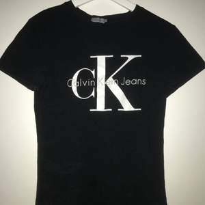 En svart Calvin Klein T-Shirt i storlek S. Stort tryck på bröstet. 