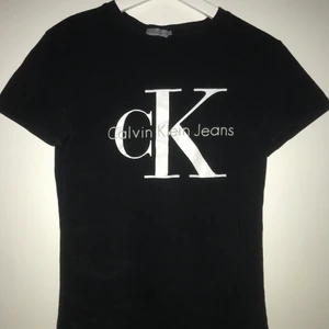 Calvin Klein t-shirt strl. S - En svart Calvin Klein T-Shirt i storlek S. Stort tryck på bröstet. 