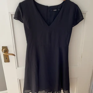 Svart skaterdress - Söt klänning från BikBok som tyvärr blivit för liten. Är en M men är något trängre över axlar och byst (i alla fall för mig). Använts ett par gånger men superskick. 